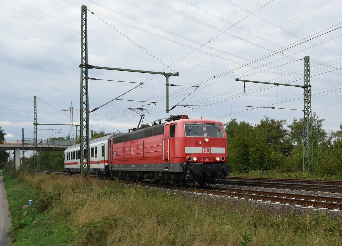 Reichlich überlastet schein die 181 213-0 SAAR mit ihrem Zug nach Düsseldorf zu sein am Samstag spätnachmittag in Lintorf. 15.9.2018