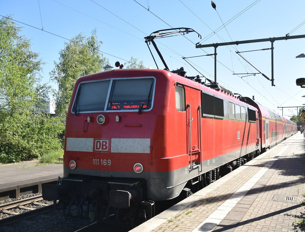 Reichlich verspätet mit zwanzig Minuten kam die 111 169 mit einem RE 4 von Rheydt nach Aachen Hbf in Erkelenz am Sonntag den 6.5.2018