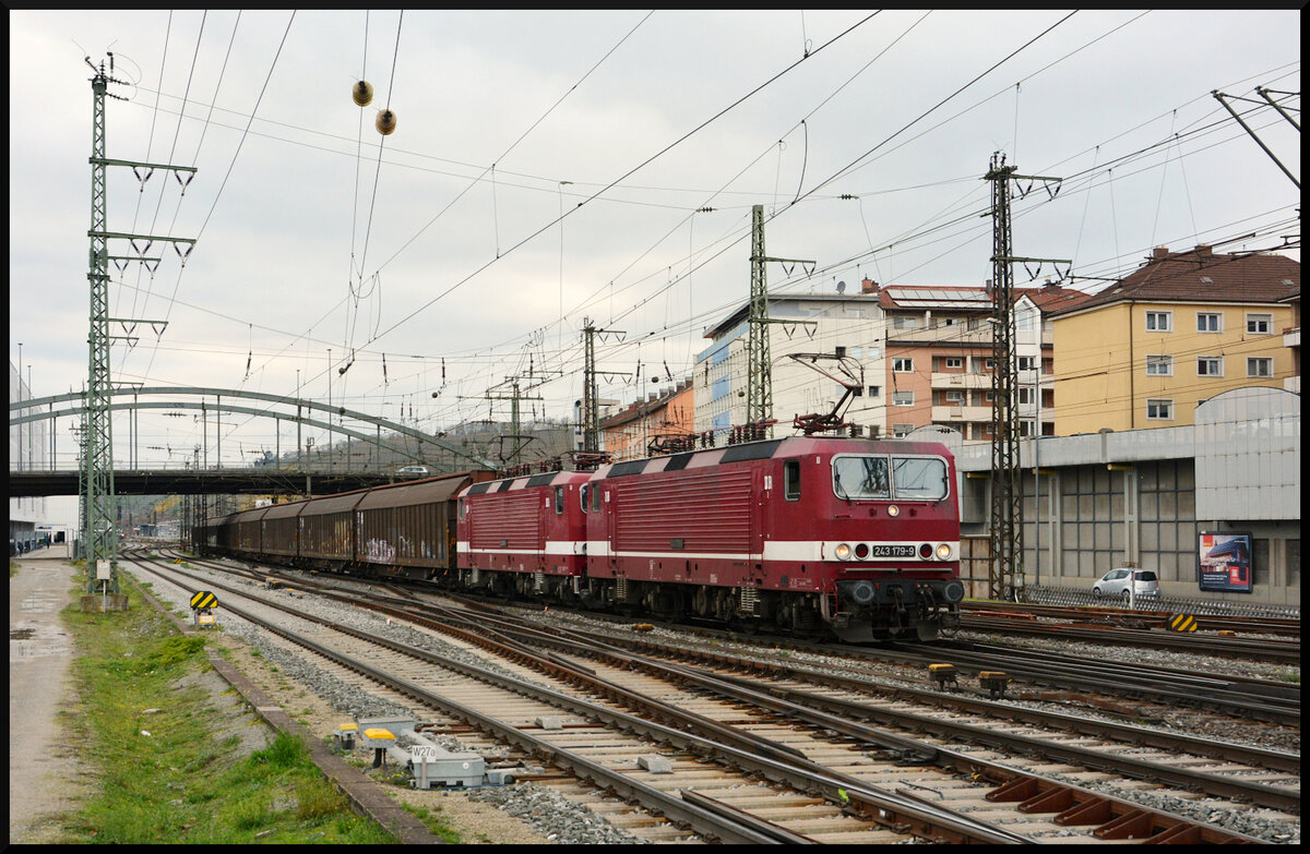 Reichsbahn-Feeling: Die beiden Delta Rail 243 931 & 179 sind am 22.11.2023 mit einem Habis-Ganzzug auf dem Weg nach Nürnberg Hafen, als sie in Würzburg fotografiert werden.