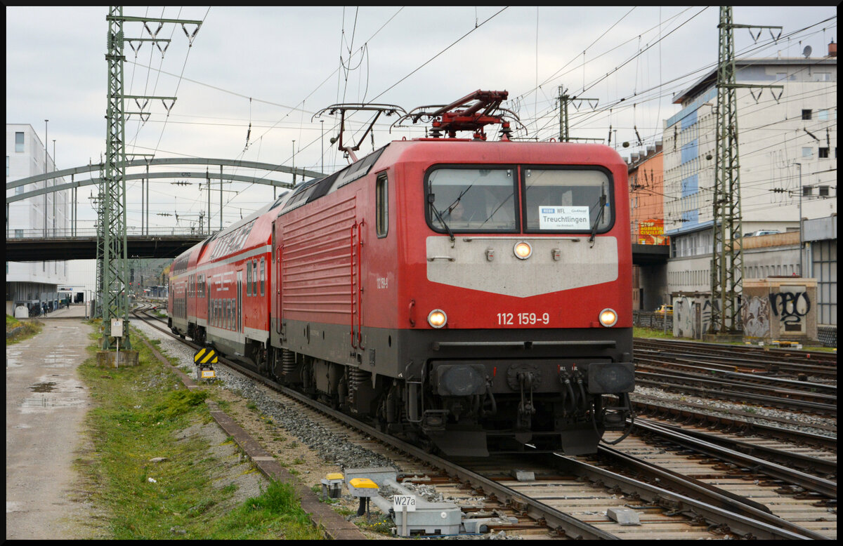 Reichsbahn-Feeling: Die WFL 112 159 mit ihrem RE80-Ersatzzug (zwei exDR Dostos) nach Treuchtlingen hatte sich soeben mit den beiden Delta Rail 243 931 & 179 in Würzburg am 22.11.2023 bei der Ausfahrt aus dem dortigen Hbf ein Wettrennen geliefert und ging dabei als Siegerin hervor.