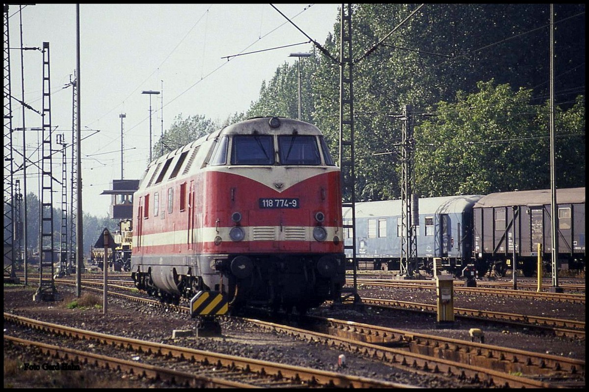 Reichsbahn Lok 118744 rangierte am 5.10.1991 im DB Grenzbahnhof Helmstedt.
