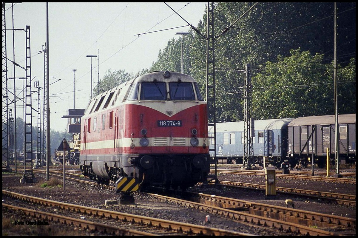 Reichsbahn Lok 118744 rangierte am 5.10.1991 im DB Grenzbahnhof Helmstedt.
