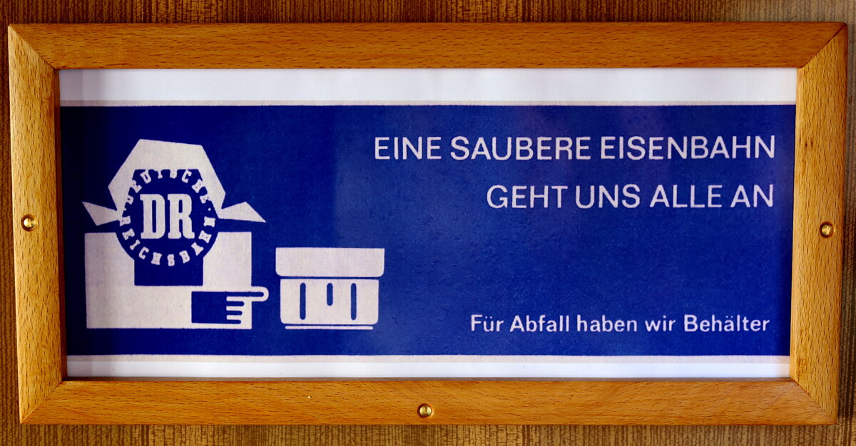 Reichsbahnflair  vermitteln die Reklametafeln, die �ber den Sitzen in den Abteilen der 1. Klasse, die  neben einem Spiegel die Abteile beleben. Aufgenommen auf den Abstellgleisen im Mainz am 03.10 26  gegen 14:00 Uhr.