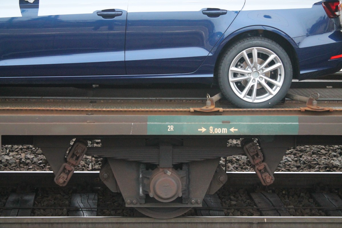 Reifenvergleich zwischen einem Neuwagen und einem G�terwagen am 17.10.13.