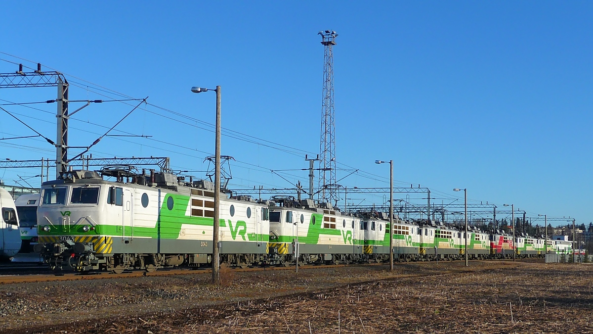 Reihenweise abgestellte E-Loks der VR-Baureihe Sr1 in Riihimki, 1.5.13 