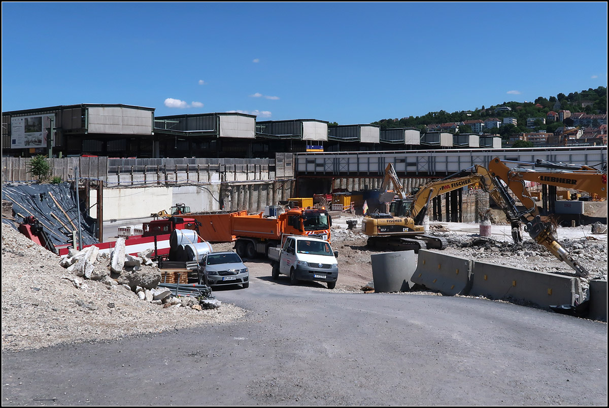 Reihung der Dach-Stirnseiten vor Baugrube -

Baustelle des neuen Stuttgarter Hauptbahnhofes. Die im Vordergrund stattfindende Abrissarbeiten über der S-Bahn lassen in der S-Bahnstation den Boden erzittern.

13.07.2017 (M)