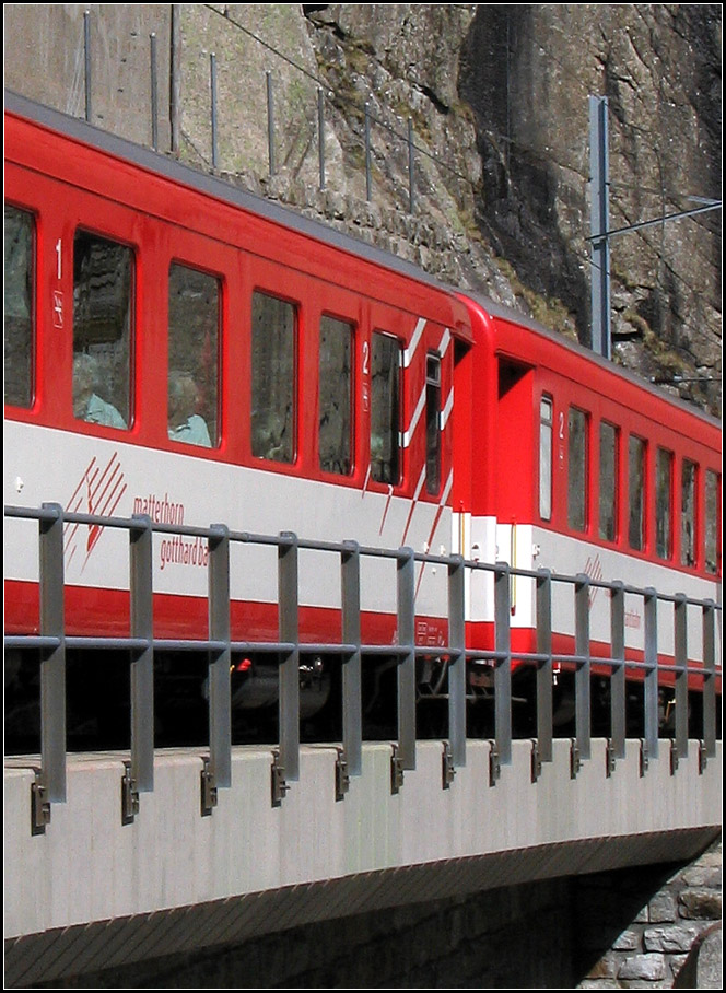 Reihungen-

... der Fenster und Geländerpfosten. Ein Regionalzug auf der Schöllenenbahn zwischen Andermatt und Göschenen nahe der Teufelsbrücke. 

12.05.2008 (G)