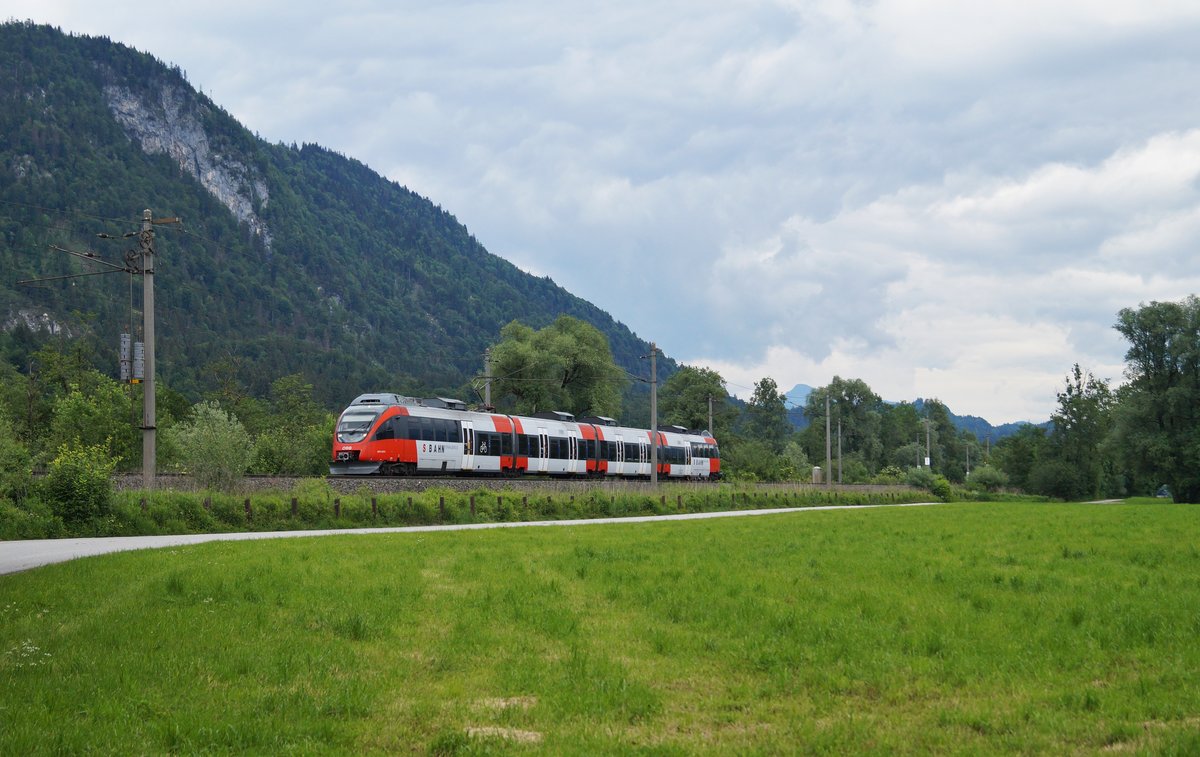 Rein optisch betrachtet ist der 4024.033 ein recht besonderes Fahrzeug, indem er - bedingt durch die rapide voranschreitenden Umbaumaßnahmen der ÖBB Talent 1 - einen doch fast schon historischen Anblick ermöglicht: Talent im Altlack, blaue (etwas verschlissene) Sitze und Ursprungslichter (keine LED). Hinzu kommt noch die Beschriftung  S BAHN VORARLBERG , die inzwischen auch alles andere als aktuell ist, fährt er doch seit 2 Jahren in Tirol. Am 30.05.2020 war besagter Triebwagen als S 5116 der Linie S1 von Kufstein auf dem Weg nach Telfs-Pfaffenhofen und konnte gegen Mittag kurz vor Schaftenau, wenige Kilometer nach dem Beginn der Fahrt, aufgenommen werden.