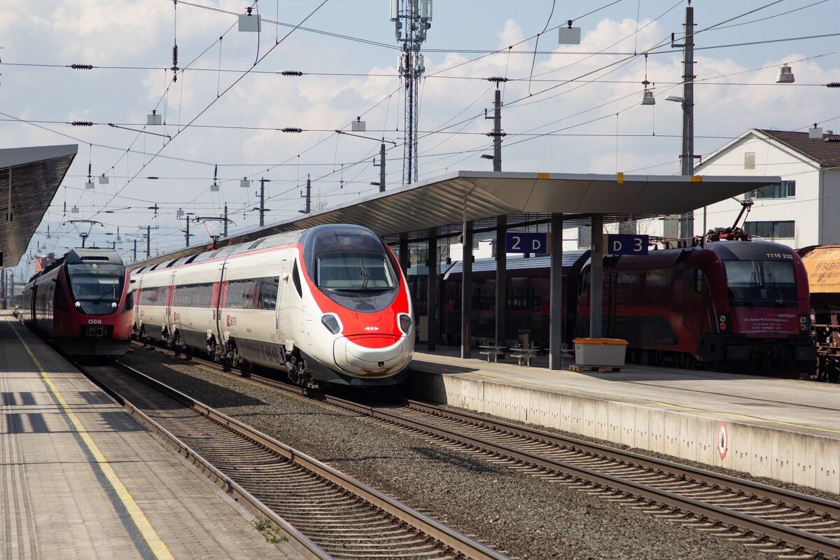 Rein RABe 510 durchfährt Dornbirn. Aufgrund der Bauarbeiten in Bregenz startet der Railjet erst ab Dornbirn. 20.4.21