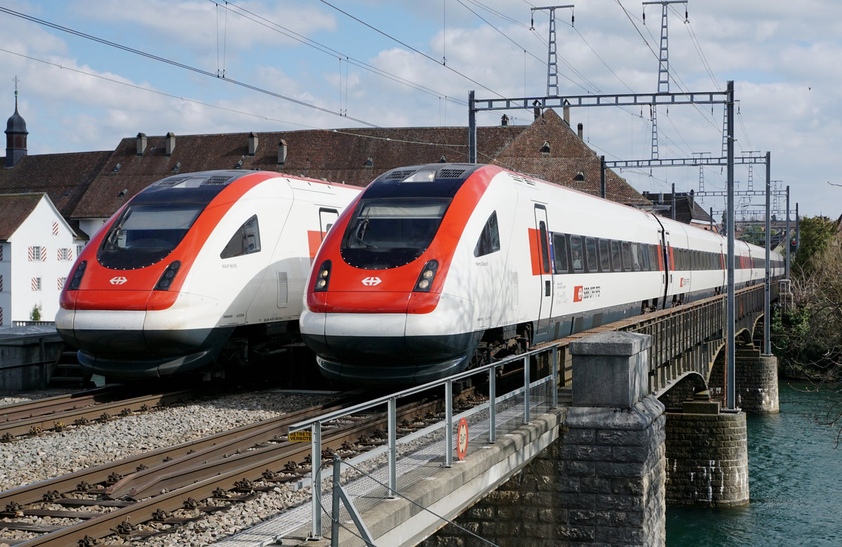 Rein zufällige fliegende Zugskreuzung von zwei IC 5 bestehend aus RABDe 500 ICN auf der Aarebrücke Solothurn am 27. März 2019.
Foto: Walter Ruetsch