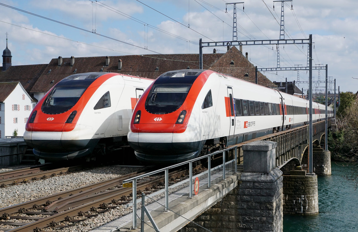 Rein zufällige fliegende Zugskreuzung von zwei IC 5 bestehend aus RABDe 500 ICN auf der Aarebrücke Solothurn am 27. März 2019.
Foto: Walter Ruetsch