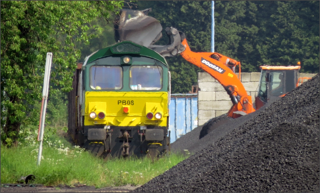 Reingezoomt! Eine Beladungsszene am Hafen in Born (Sittard) NL. Die Class66 zieht langsam ihren Eaoszug vor, der mit Feinkohle beladen wird. Szeanrio vom 13.Mai 2016.
(Vom öffentlichen Weg fotografiert)