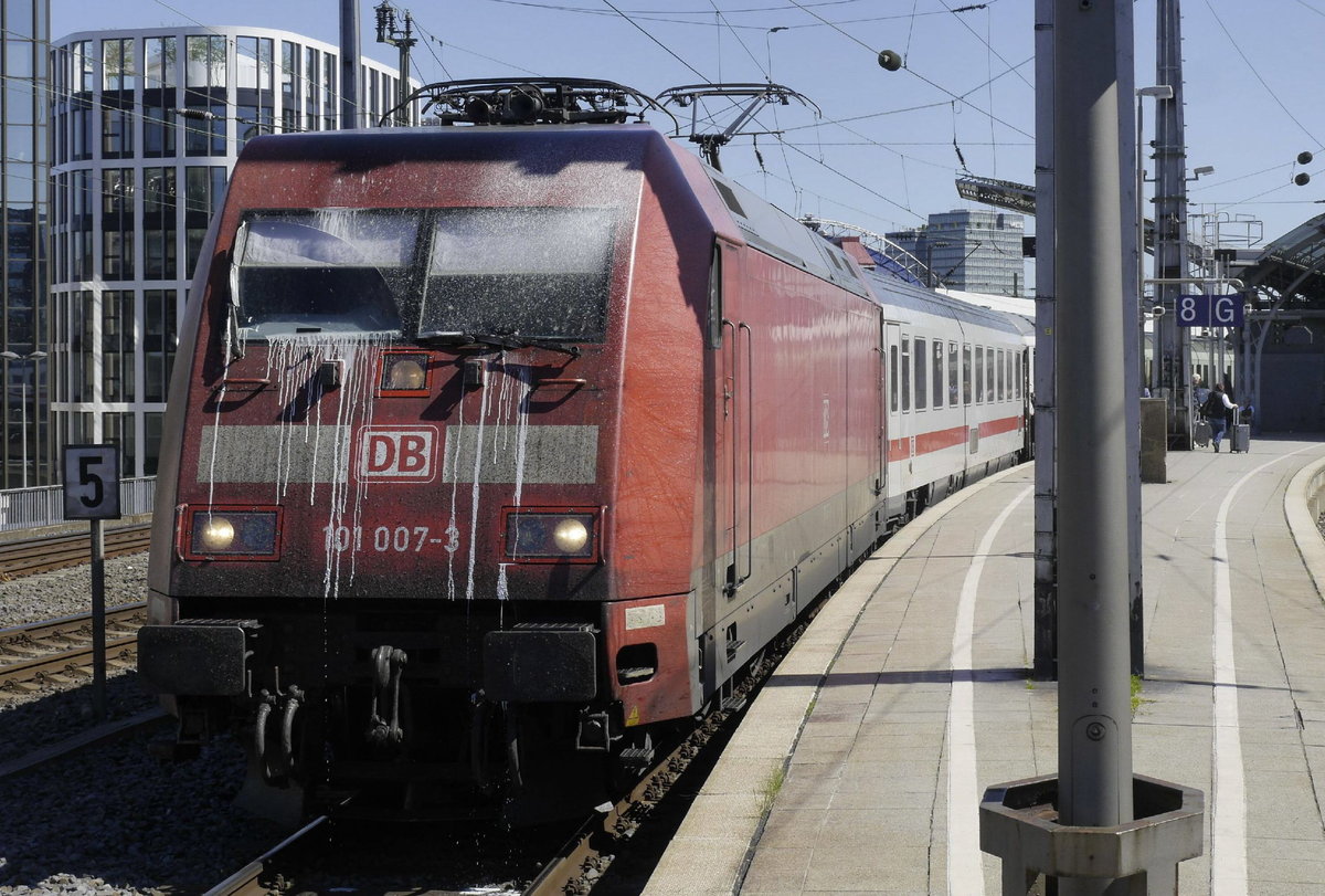 Reinigungsaktion vor der Weiterfahrt: 101 007 mit IC 2011 Berlin - Köln - Stuttgart in Köln Hbf, Gleis 9, 6.5.18.