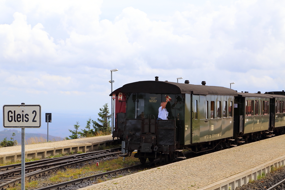 Reiseleiter bei der Arbeit! (Bild 2) Nach dem Stecken des linken Zugschlußsignals, wird von Reiseleiter Winfried Schwarzbach nun ganz gewissenhaft auch das rechte gesetzt. (Aufnahme während einer Sonderzugvertanstaltung der HSB am 22.08.2020 im Brockenbahnhof. Die zu sehende Person ist mit der Bildveröffentlichung einverstanden!)