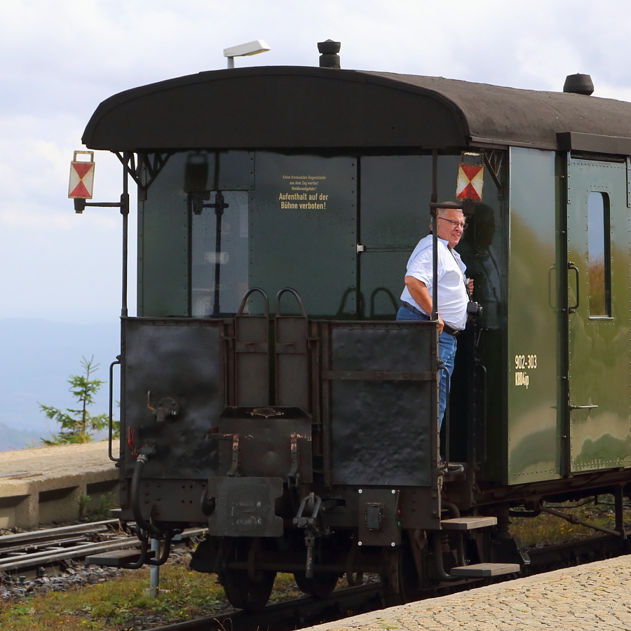 Reiseleiter bei der Arbeit! (Bild 4) Nachdem der Oldie-Sonderzug am 22.08.2020 zur Rückfahrt nach Wernigerode vorbereitet wurde, erwartet nun Reiseleiter Winfried Schwarzbach mit einem freundlichen Lächeln wieder seine  Schäfchen ! 😉😉
(Die zu sehende Person ist mit der Bildveröffentlichung einverstanden!)
