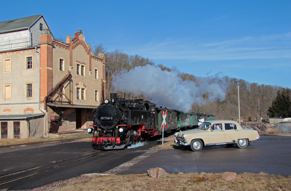  Reisen wie in den 70er Jahren  Unter diesem Motto waren bei der Weißeritztalbahn wieder mal für eine Woche die Altbauwagen im Einsatz. Als P 5002 am Morgen des 17.02.2014 die Ratsmühle in Dippoldiswalde passierte, kam es zu einem Zusammentreffen mit einem sowjetischen Straßen-Oldtimer.