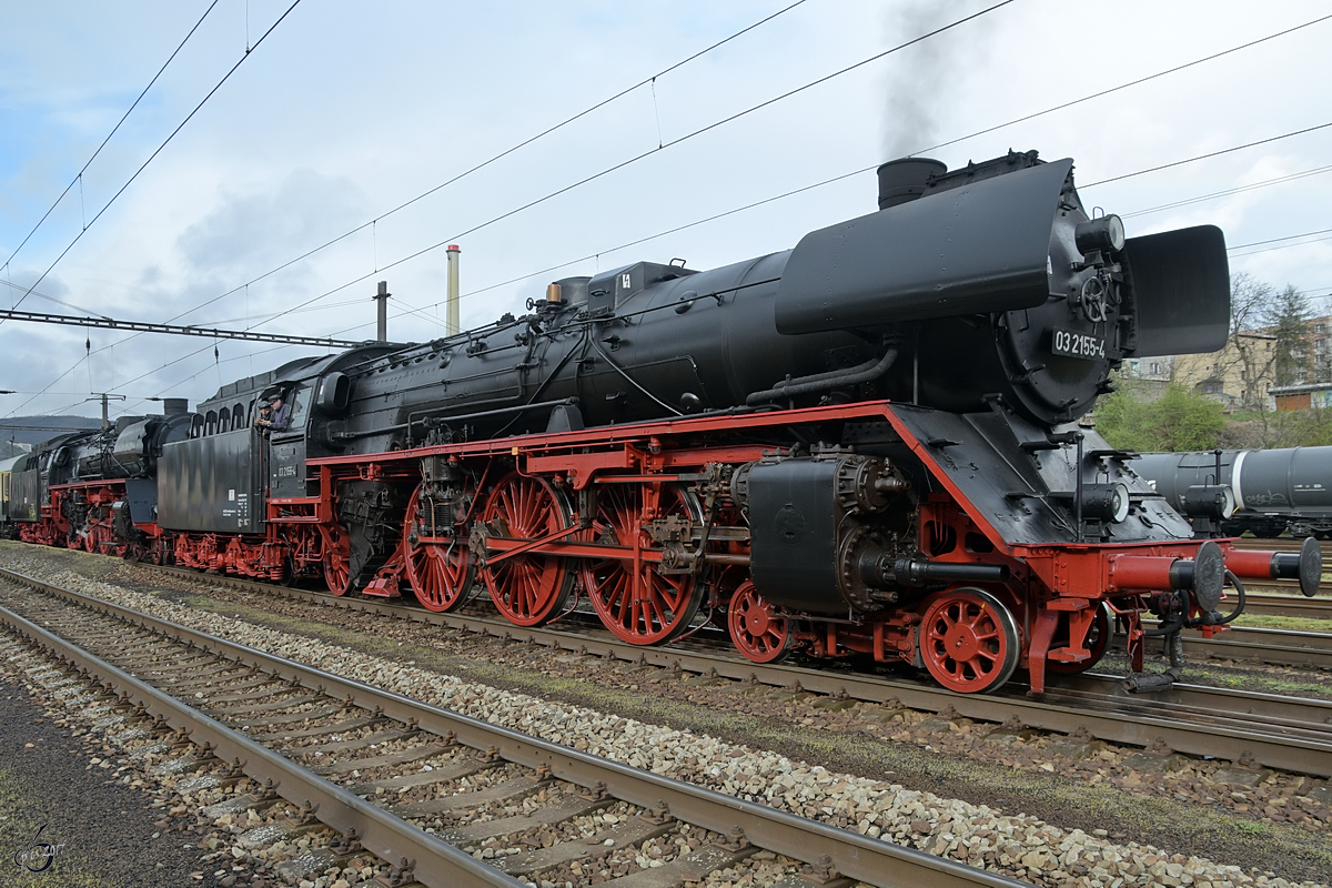 Reiseziel erreicht, die beiden Dampflokomotiven 03 2155-4 und 03 1010 warten am Bahnhof Usti nad Labem-Strekov auf das Signal zur Rückfahrt. (April 2017)