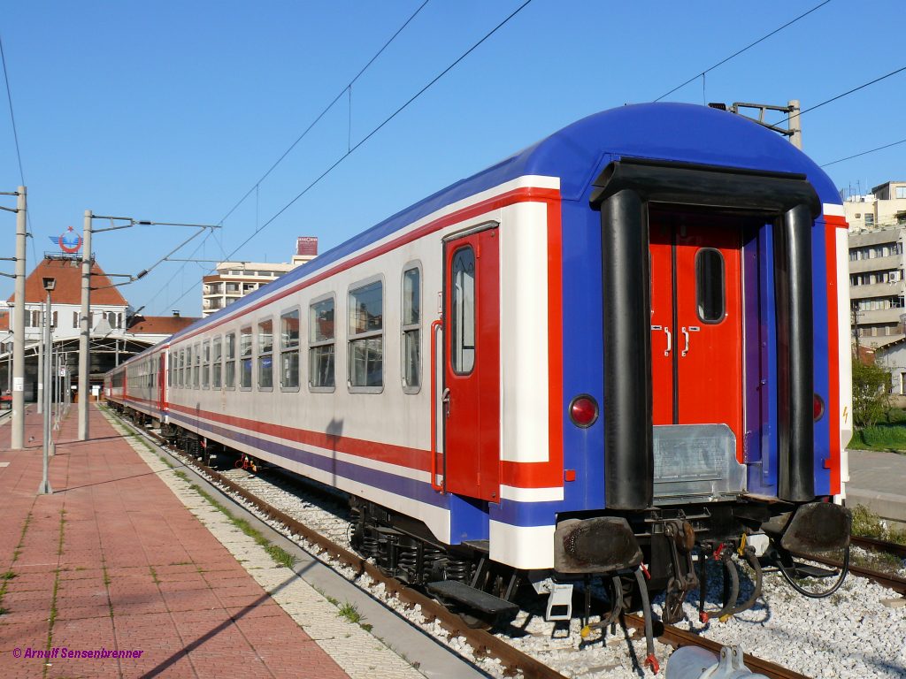 Reisezugwagen des TCDD-Typs WSPm stehen hier in Basmane.

2012-03-16 Izmir-Basmane 