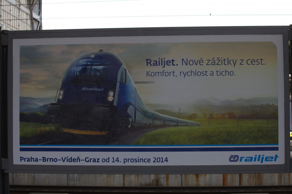 Reklame für eine der schnellsten und modernsten Zugverbindungen in Tschechien.
 Railjet  im Bahnhof Praha hln. 24.05.2015 15:46 Uhr.