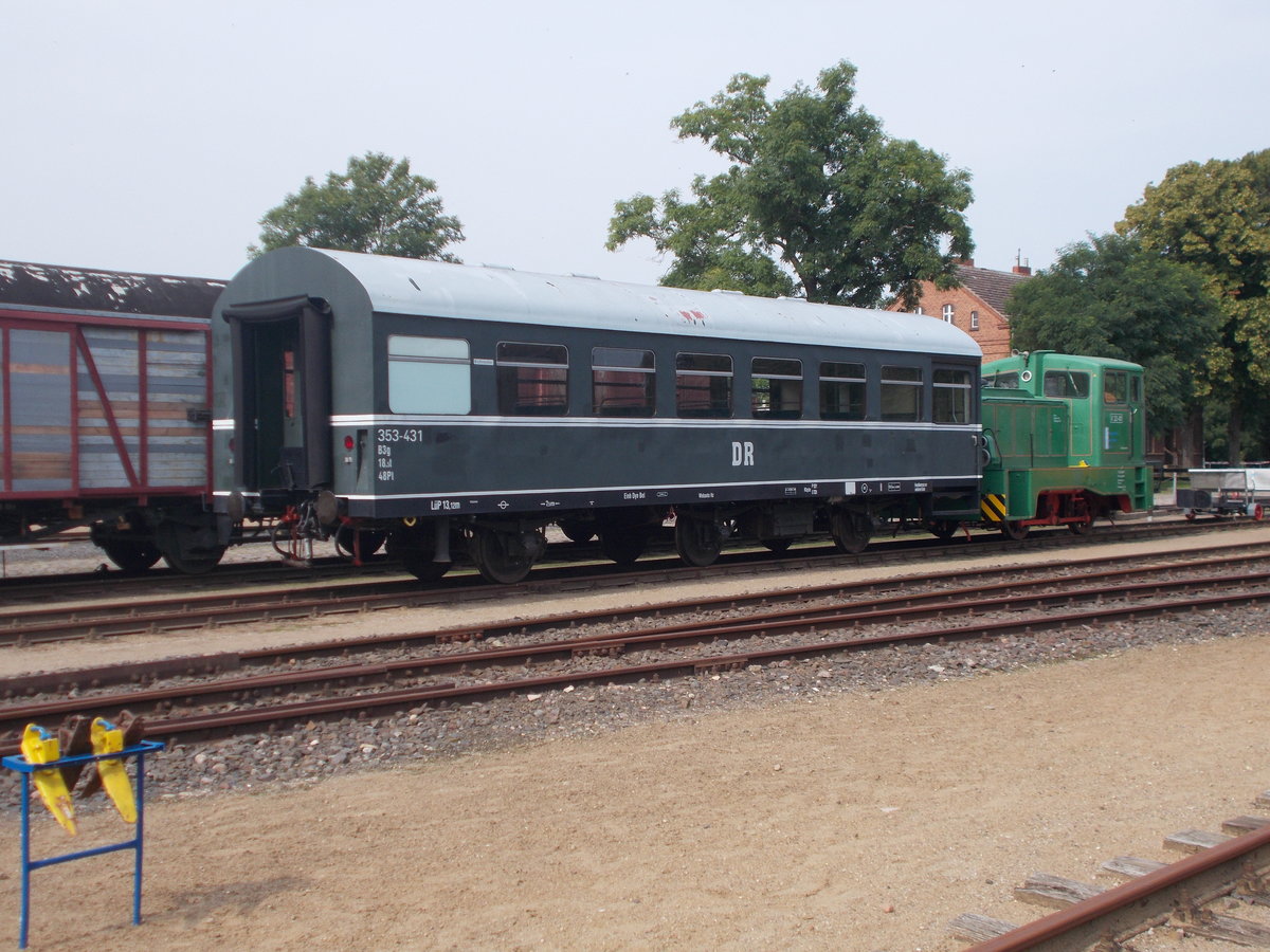 Rekowagen B3g 353-431 und eine V22,am 26.August 2017,im Eisenbahnmuseum Gramzow.