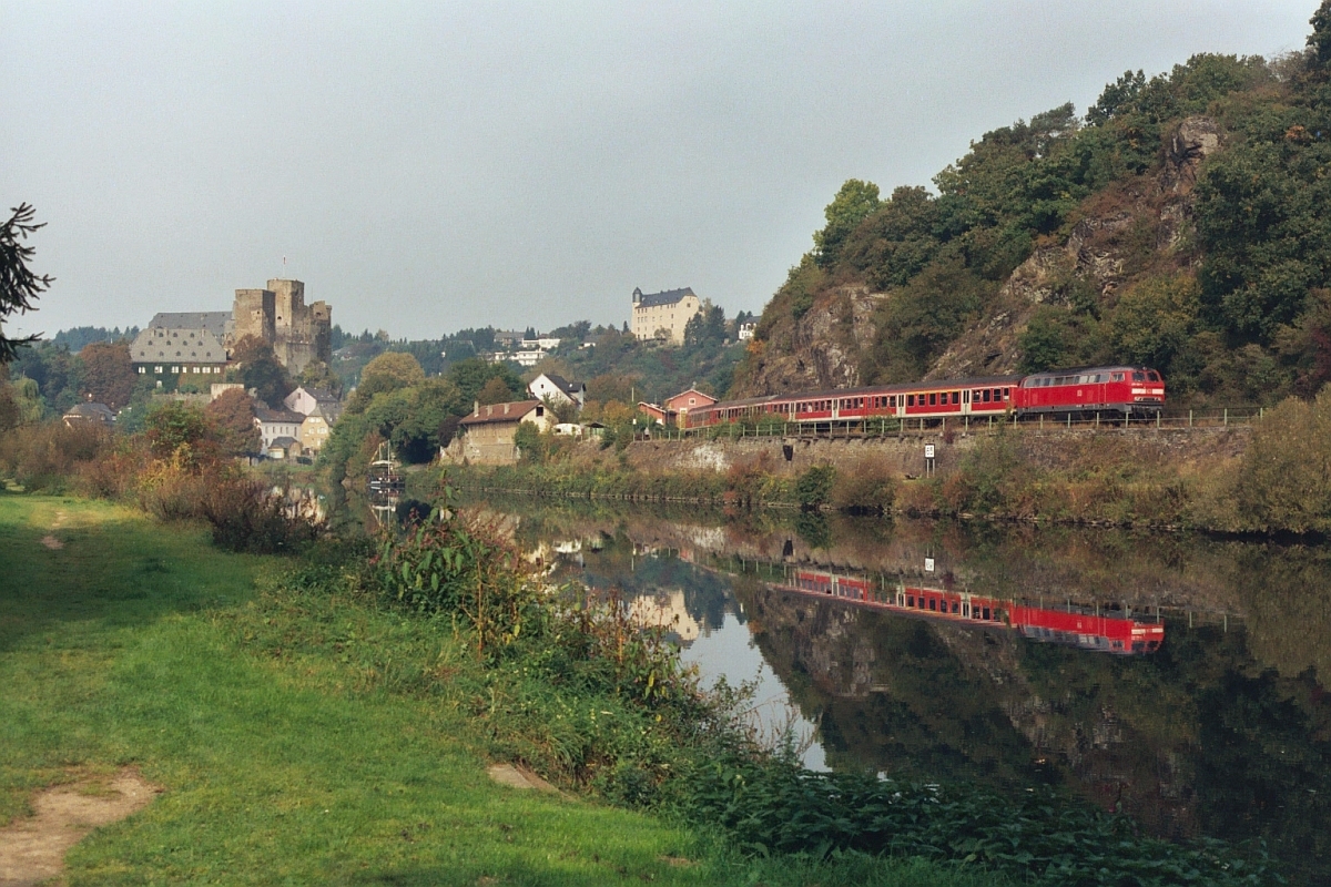 Relativ kurz währte der Einsatz der Baureihe 215 beim BW Gießen. Die Loks kamen schwerpunktmäßig im Lahntal und auf der Vogelsbergbahn, aber auch vor den Odenwald-Eilzügen zwischen Frankfurt und Heilbronn zum Einsatz. 215 139 am 3.10.2003 bei Runkel/Lahn.