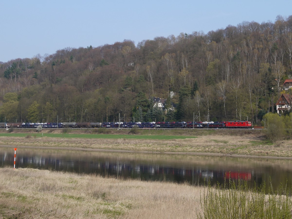Relativ selten sieht man Autotransporte in gemischten Güterzügen aus Tschechien kommen; zwischen Wehlen und Obervogelgesang, 30.03.2014
