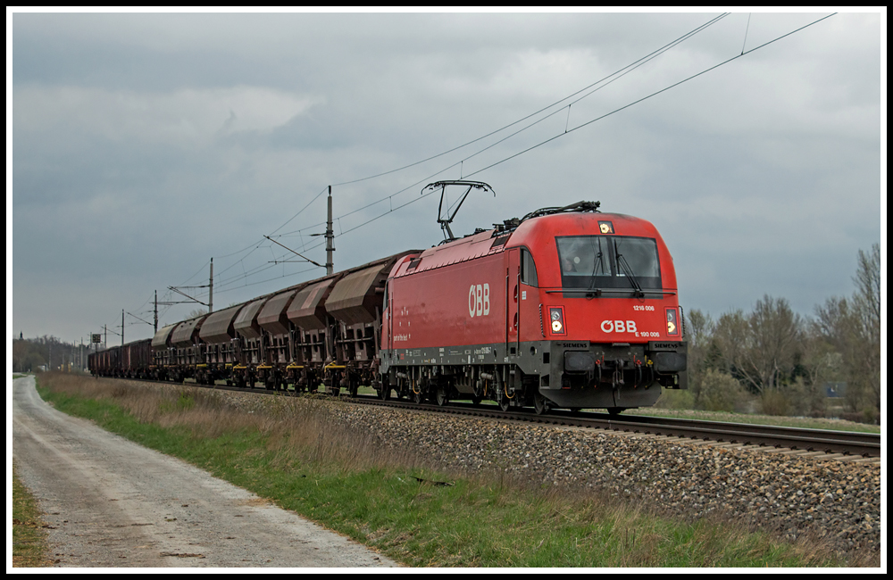 Relativ selten sieht man im Osten Österreichs eine 1216 0xx (Italien-tauglich) vor Güterzügen. Am 23.03.2014 führte 1216 006 den DG 55507 von Wien Zvbf nach Villach Gvbf. Aufgenommen wurde das Bild kurz vor Wampersdorf.
