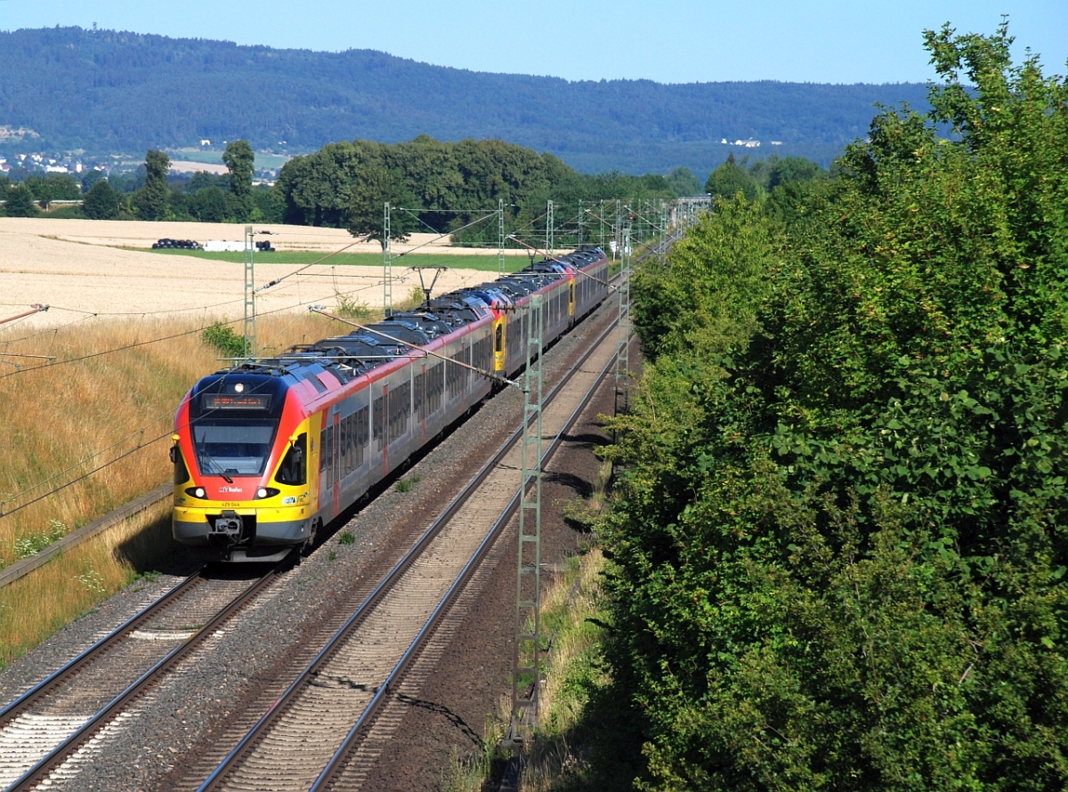 Relativ selten sind Züge, die aus drei fünfteilgen HLB-Flirt gebildet sind. Am 8.7.2018 konnte bei bestem Wetter ein solches Gespann bei Bad Nauhein - Niedermörlen aufgenommen werden.  