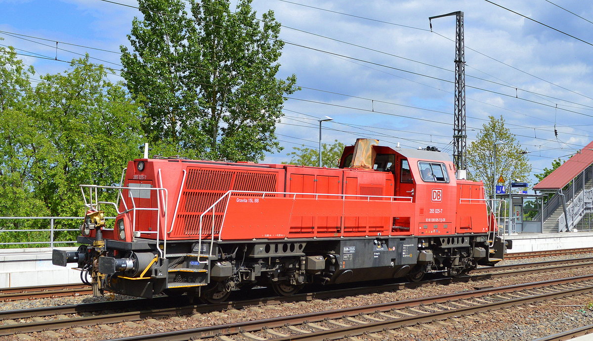 Relativ selten zu Gesicht bekommt man bei uns im Nordosten mal eine Voith Gravita 15L BB der DB Cargo zu Gesicht, hier die  265 025-7  (NVR:  92 80 1265 025-7 D-DB) am 13.05.20 Bf. Saarmund. 