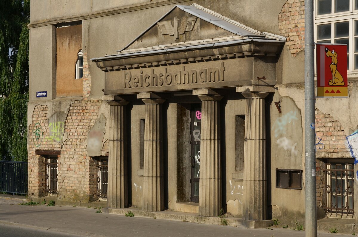 Relikt | der frühere Eingang zum ehem. Reichsbahnamt | Güstrow | Juni 2022