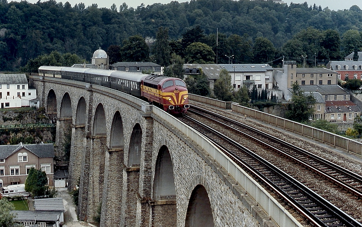 Reminiszenz an die noch nicht elektrifizierte luxemburger Nordbahn: CFL 1604 überquert im Sommer 1988 den Clausener Viadukt in Luxemburg