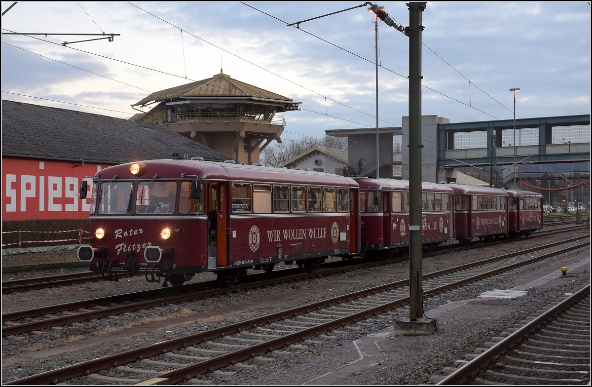 Reminiszenz an vergangene Nahverkehrstage, 798 469-2, 998 417-0, 798 081-5 und 998 554-9 warten am dritten Advent in Konstanz auf ihre Fahrgäste, die noch auf dem Weihnachtsmarkt verweilen. Dezember 2017. 