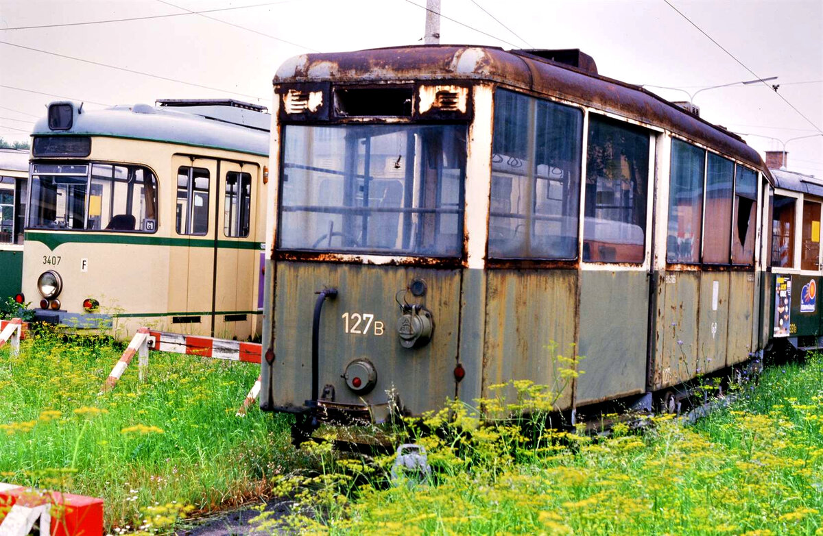 Remise III: Der Grazer Straßenbahnbeiwagen 127 von 1944 (Uerdingen) war leider nur noch als Wrack vorhanden. Auch der Vierachser TW 3407 aus Wuppertal hatte schon bessere Zeiten erlebt (15.07.1986)
