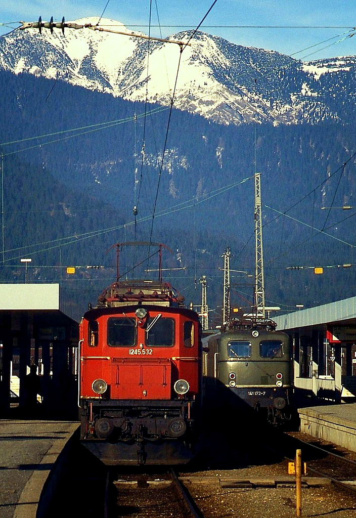 Rendevouz von ÖBB 1245.532 und DB 141 172-7 im Dezember 1979 im Bahnhof Garmisch-Partenkirchen