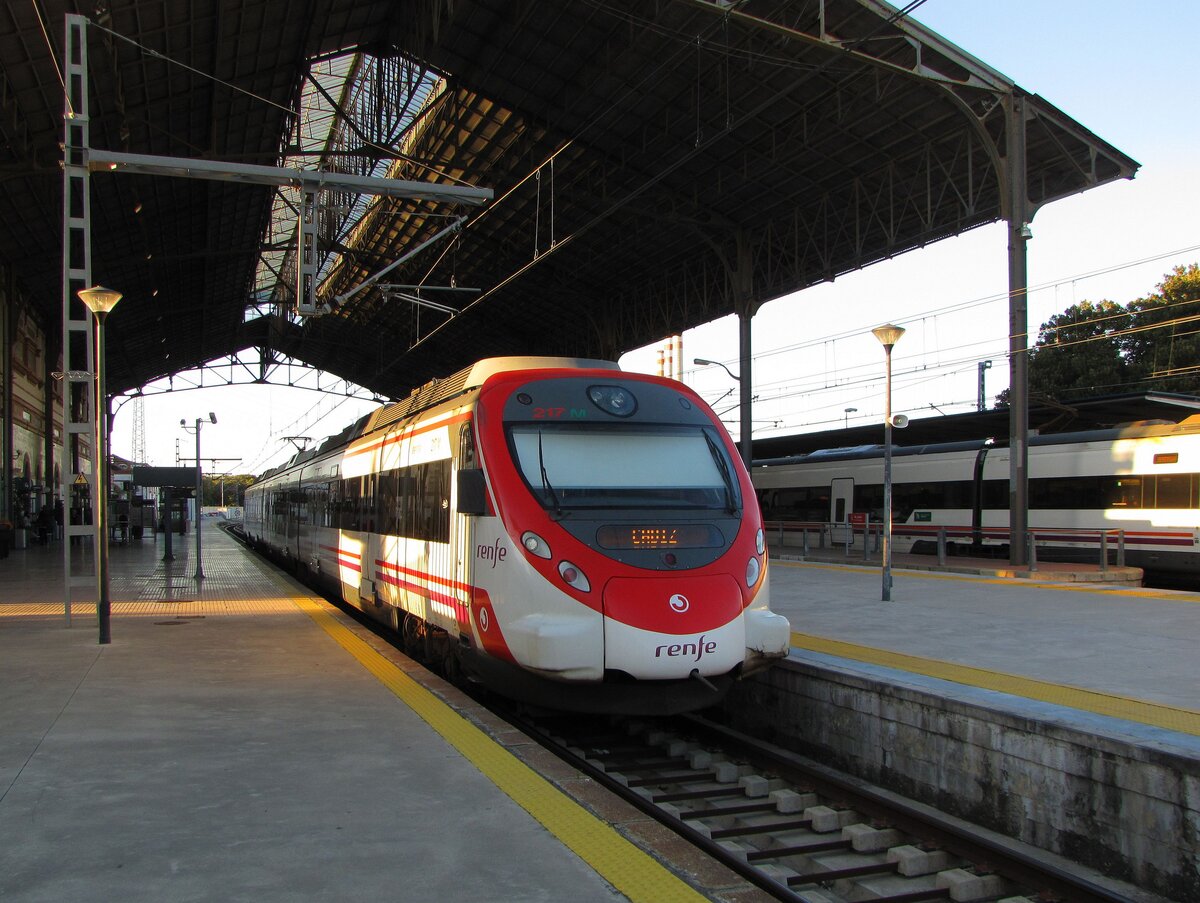 Renfe 217 M (9-463-217-0) als Nahverkehrszug nach C�diz, am 07.02.2013 auf Gleis 4 in Jerez de la Frontera. 