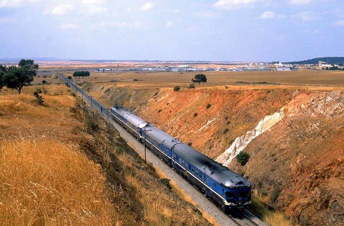 RENFE 597 044, Caceres, 09.09.1990.