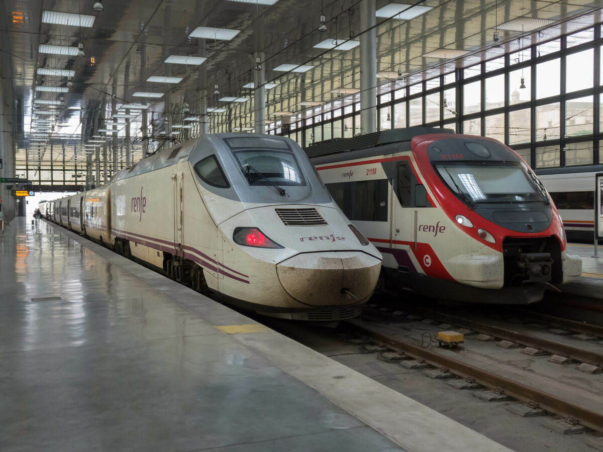 Renfe Alvia nach Madrid neben 211M mit C1 nach Jerez de la Frontera in Cadiz, 15.06.2021.