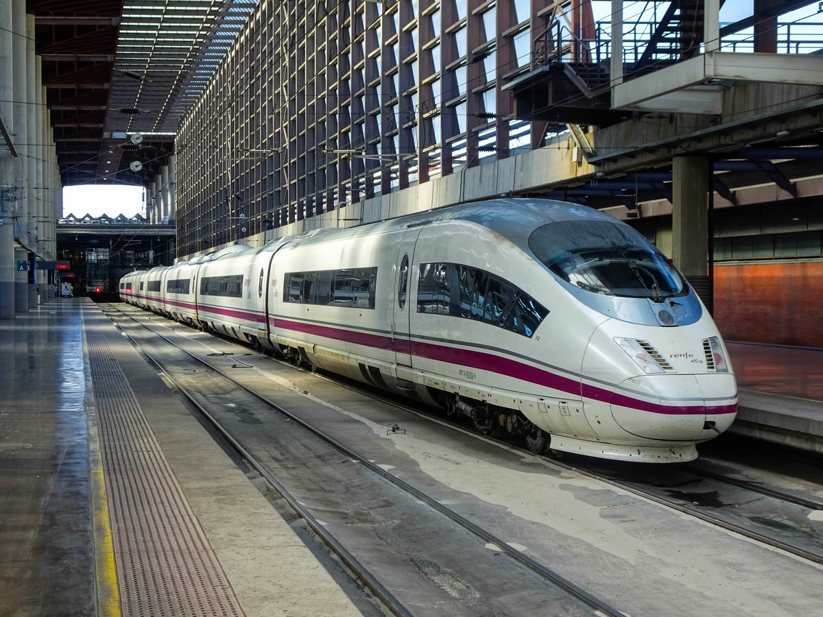 Renfe AVE BR 103 im Bahnhof Madrid Puerta de Atocha, 05.08.2019.