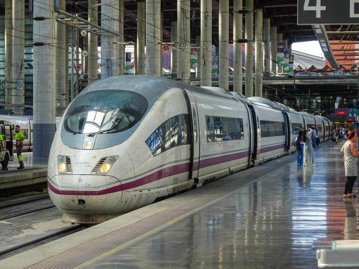 Renfe AVE BR 103 nach Barcelona im Bahnhof Madrid Puerta de Atocha, 05.08.2019.