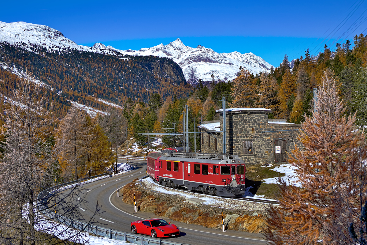 RENNEN NACH ITALIEN ;O
     ABe 4/4 III 55  Diavolezza  fährt mit dem R nach Tirano bei Morteratsch vorbei und begegnet einem Ferrarifahrer mit einem 458 Italia.Bild vom 20.10.2015