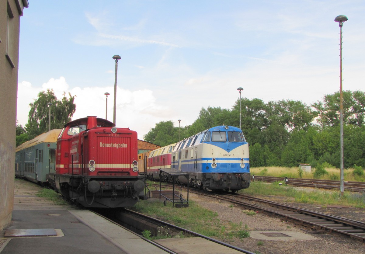 Rennsteigbahn 213 334-6 + 228 758-9 am 18.07.2015 bei der Wochenendruhe in Ilmenau.