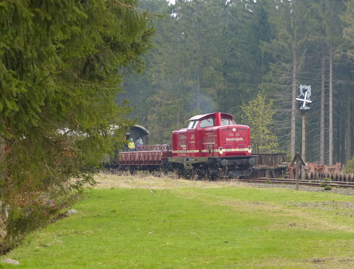 Rennsteigbahn 213 334  Marion  hat am 01.05.2017 mit einem Sonderzug aus Themar fast den Zielbahnhof Rennsteig erreicht.