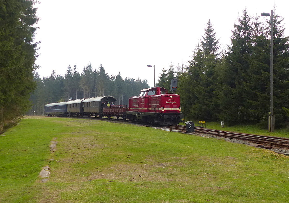 Rennsteigbahn 213 334  Marion  mit einem Sonderzug aus Themar, am 01.05.2017 bei der Einfahrt in den Zielbahnhof Rennsteig.