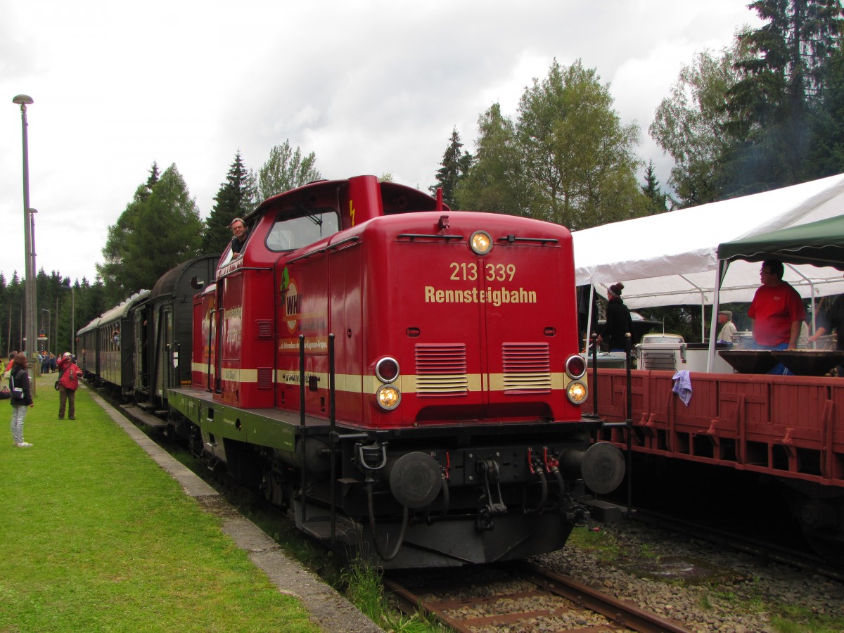 Rennsteigbahn 213 339 mit einem Sonderzug aus Themar, am 23.08.2014 bei der Einfahrt in den Bahnhof Rennsteig. Der Sonderzug verkehrte anlsslich dem 110. Streckenjubilum der Eisenbahnstrecke zwischen Schleusingen und Ilmenau.