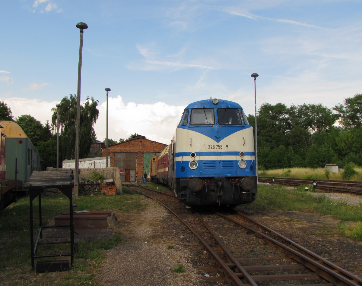 Rennsteigbahn 228 758-9 am 18.07.2015 in Ilmenau.