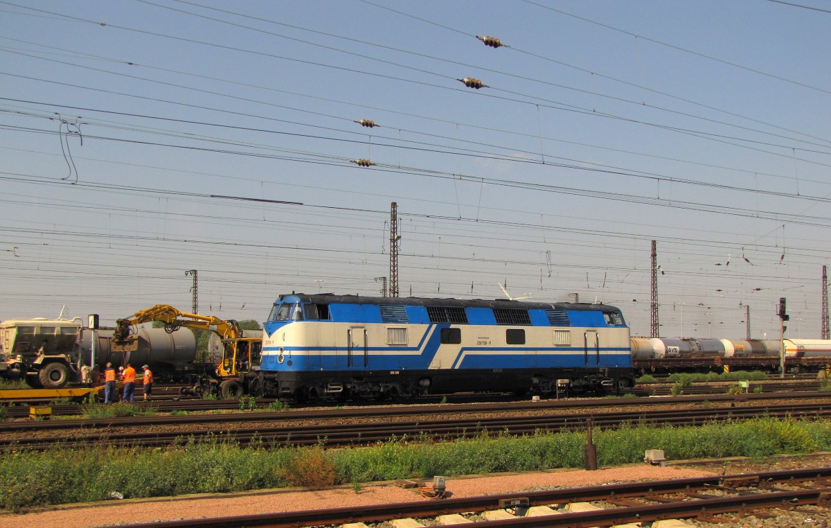 Rennsteigbahn 228 758-9 am 26.08.2011 in Grokorbetha. Sie bernimmt dort leere Mllwagen nach nach Ilmenau.