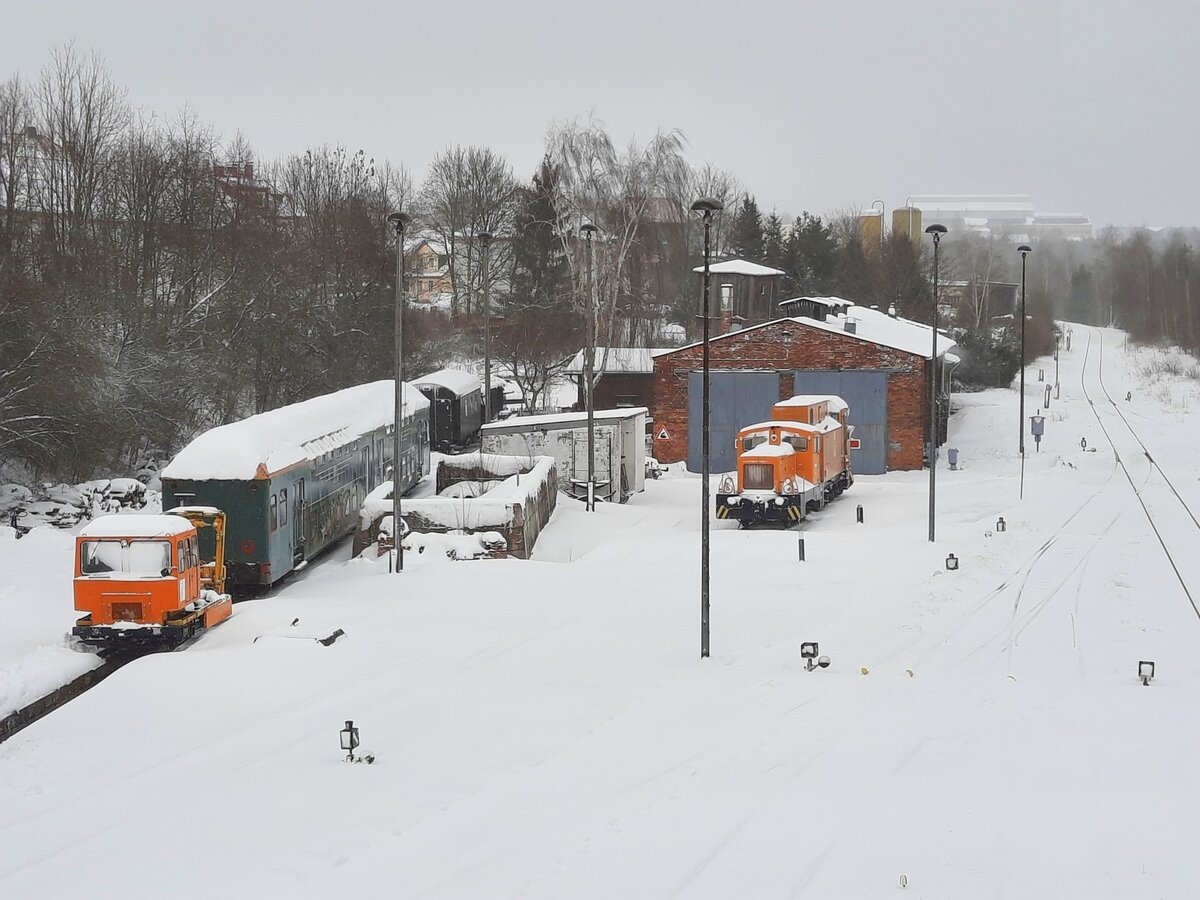 Rennsteigbahn 4323 (SKL 25 LK) + 409 (LKM 262409) zusammen mit dem SPM 713 (80 50 979 7 211-3)  Meiningen , am 19.01.2021 in Ilmenau.