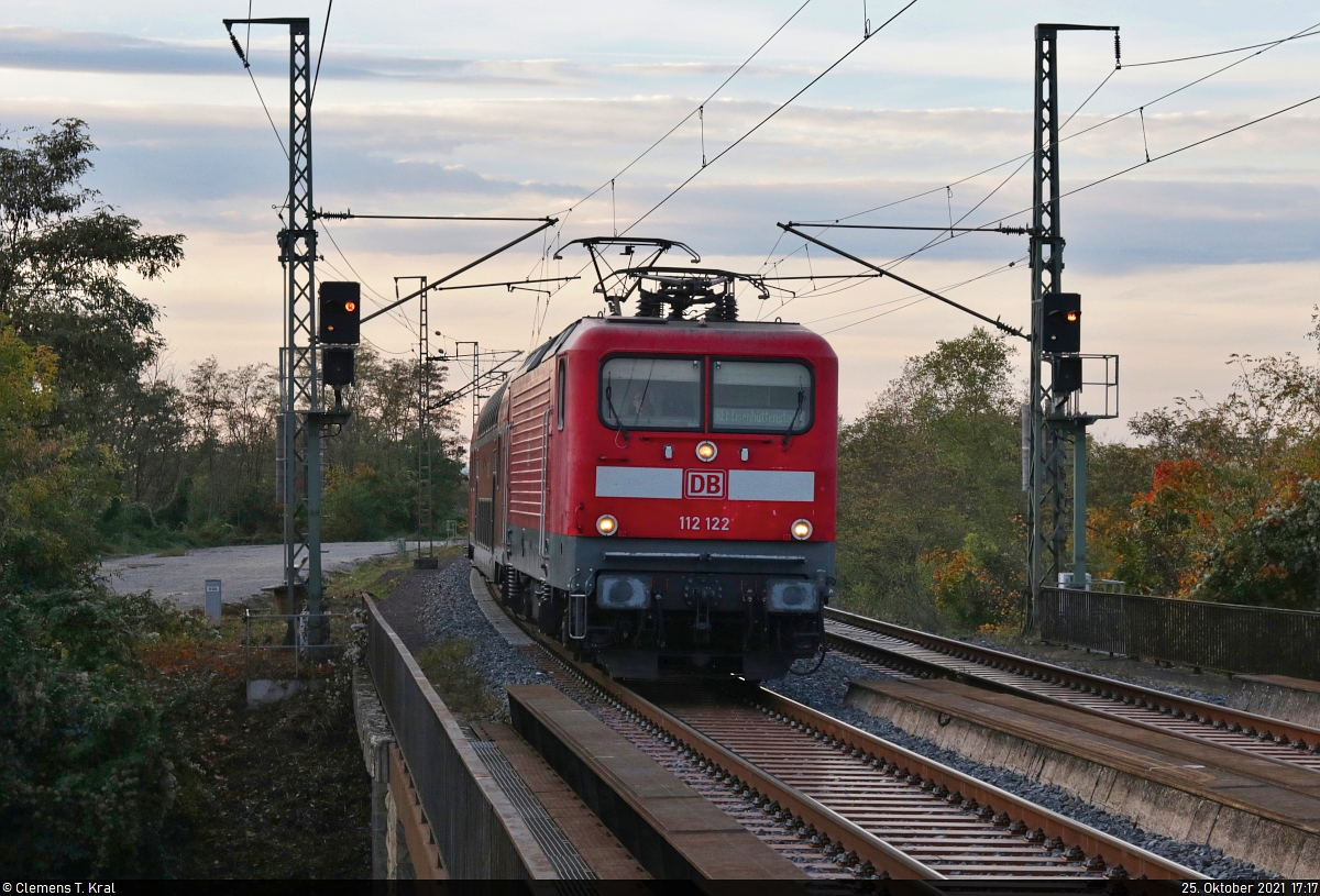 Renntrabi auf dem RE1:
112 122-7 passiert im letzten Licht Bahnsteig 1 des Hp Magdeburg Herrenkrug.

🧰 DB Regio Nordost
🚝 RE 3127 (RE1) Magdeburg Hbf–Eisenhüttenstadt
🚩 Bahnstrecke Berlin–Magdeburg (KBS 201)
🕓 25.10.2021 | 17:17 Uhr