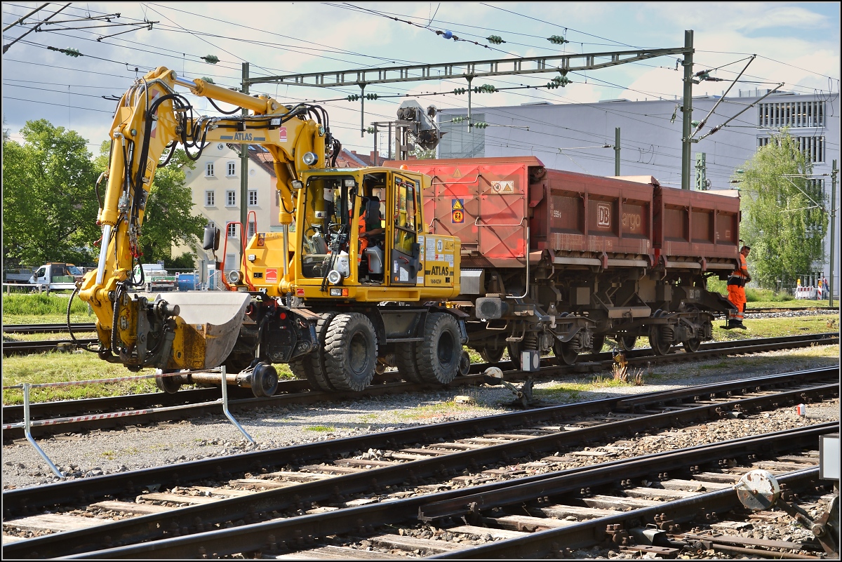 Renovation von Deutschlands letztem Kilometer. Der Zweiwegebagger 901 097-3 wird gerade zum Rangieren missbraucht.  Mai 2014.
