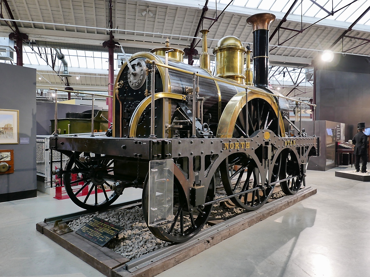 Replika der Dampflok  NORTH STAR  der GWR Star Class. Sie lief auf 2140 mm Breitspur. Das Original wurde 1837 gebaut, der Nachbau 1923. 

STEAM - Museum of the Great Western Railway, Swindon, 13.9.2016